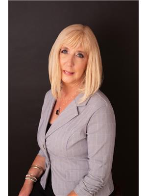 LIZ HOLLOWAY