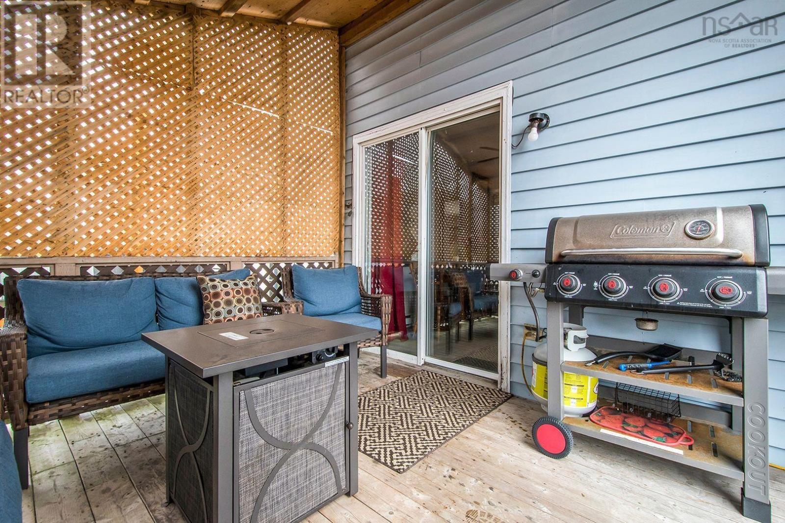 380k/3br · 266 Cow Bay Road, Eastern Passage, NS B3G 1C4 MLS202302640