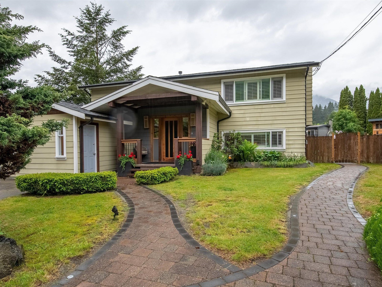 38157 LOMBARDY CRESCENT, Squamish, BC V8B 0X3