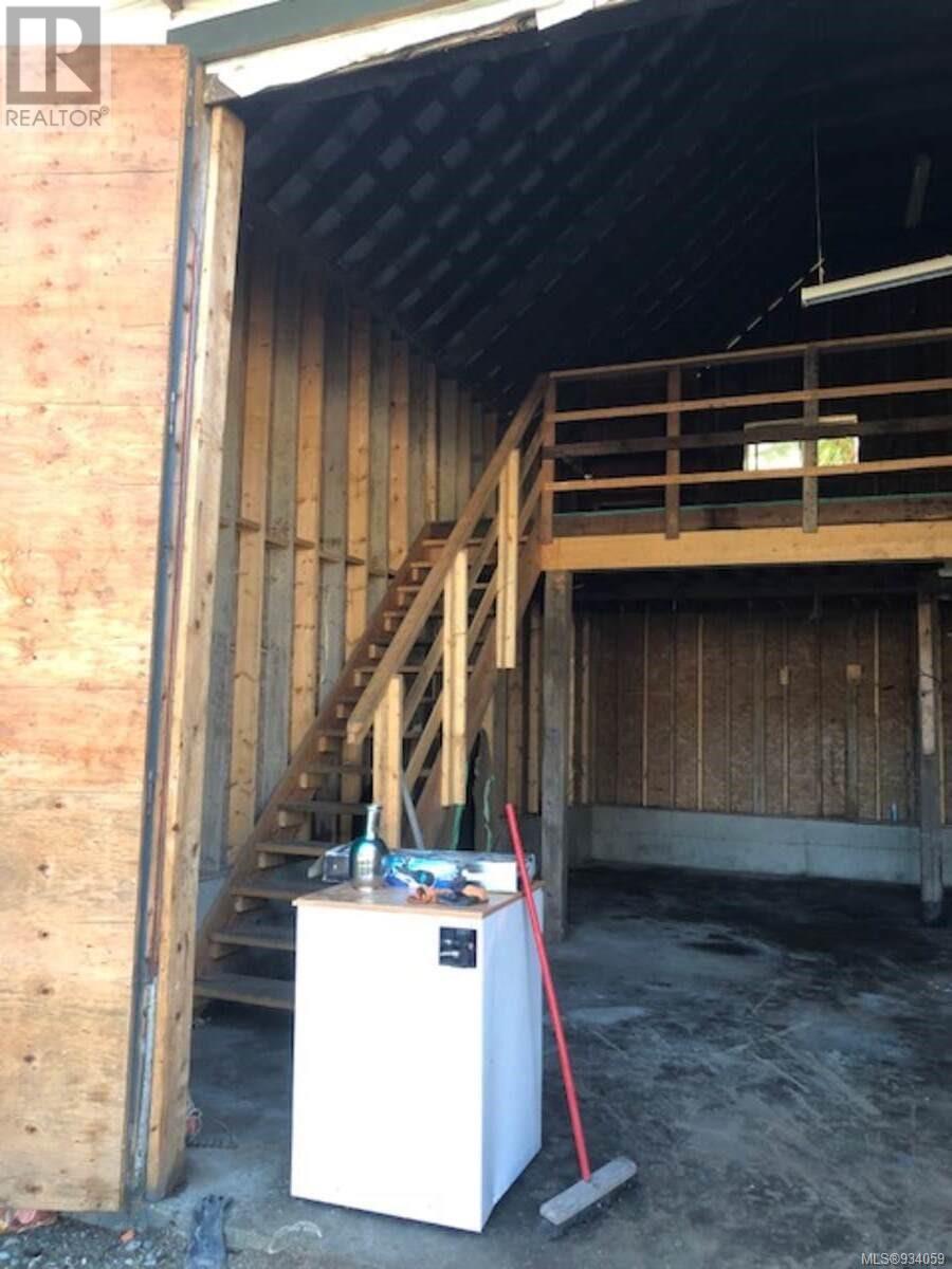 1586 McKibbon Rd N - 26