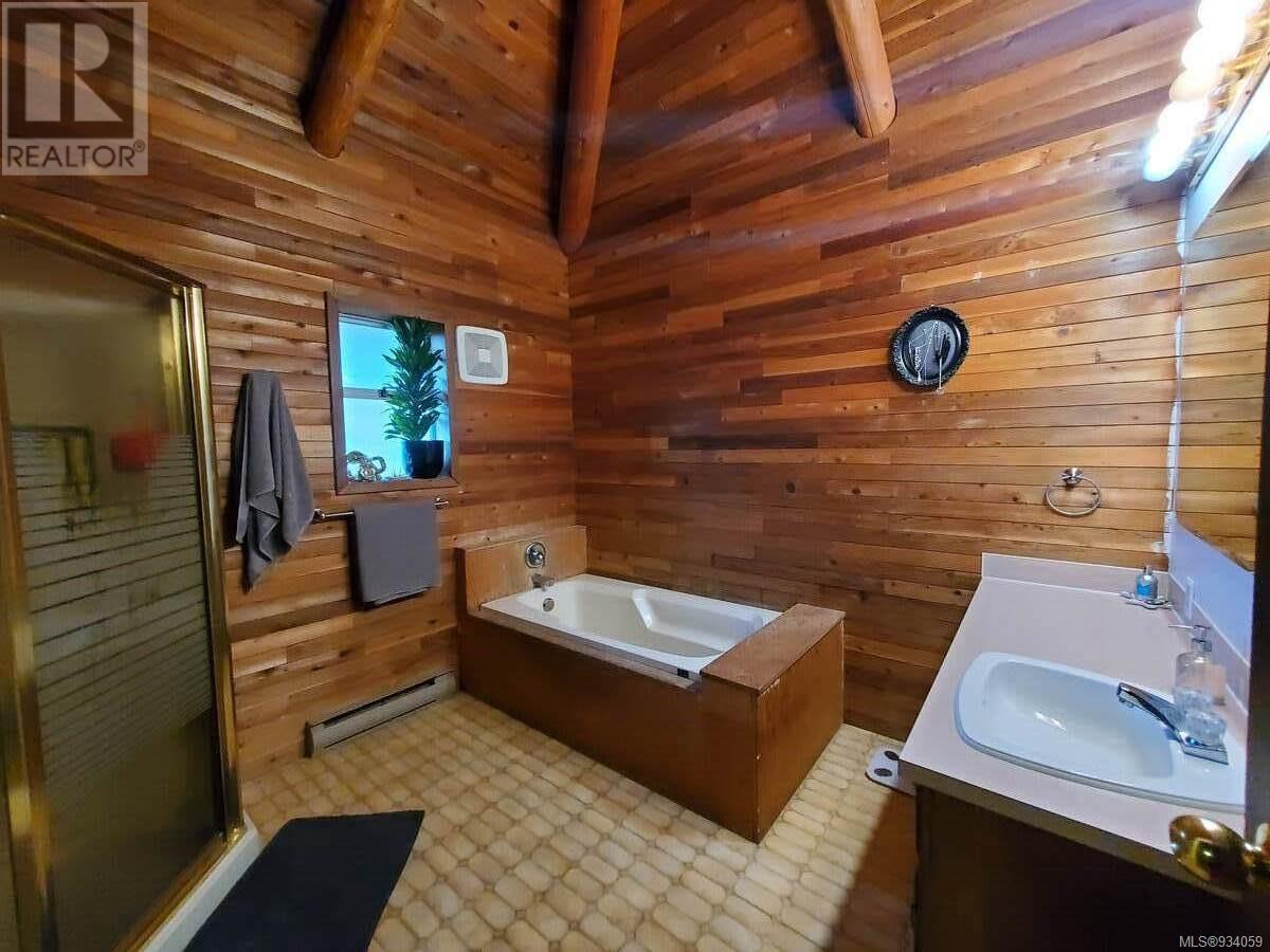 Photo 22 of 1586 Mckibbon Rd N, Errington BC
