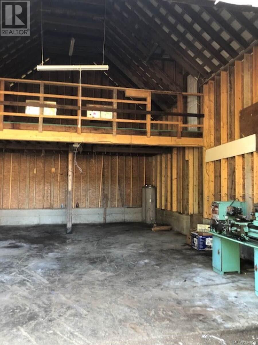 1586 McKibbon Rd N - 27