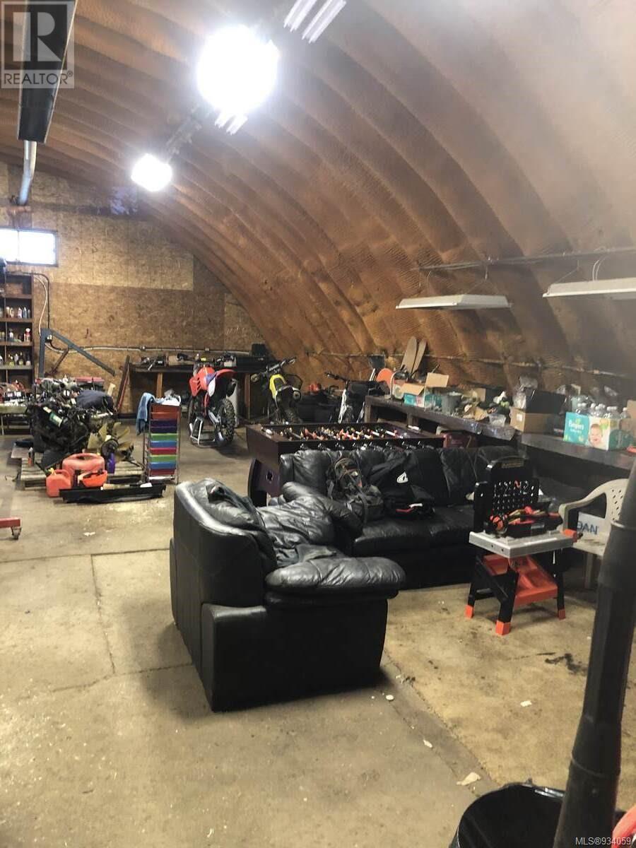 1586 McKibbon Rd N - 35