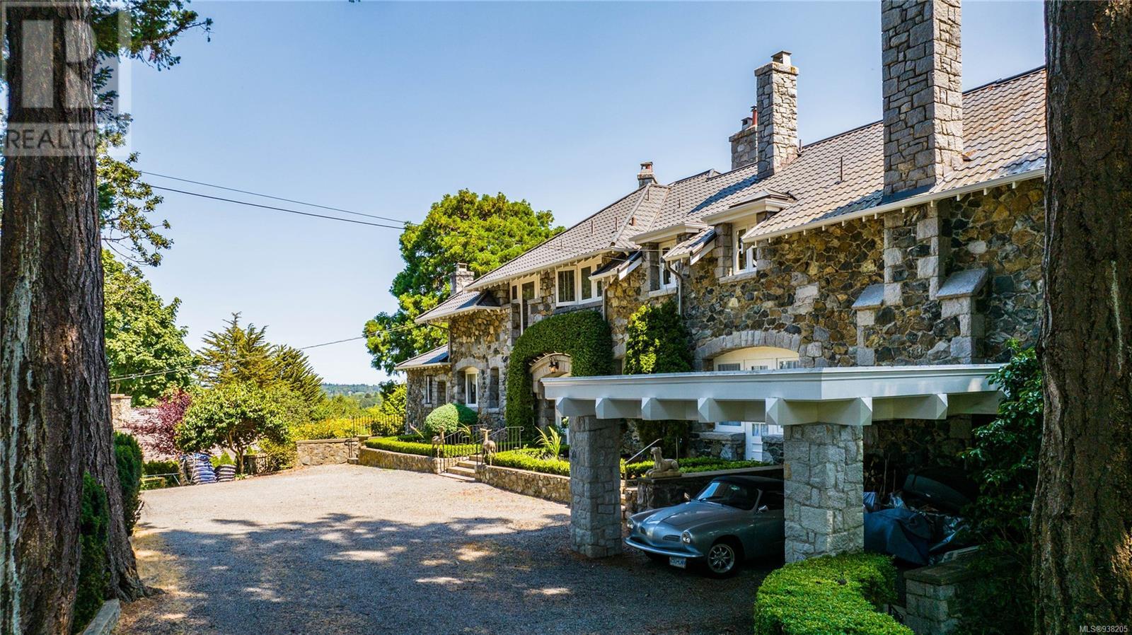  305 Denison Road, Oak Bay