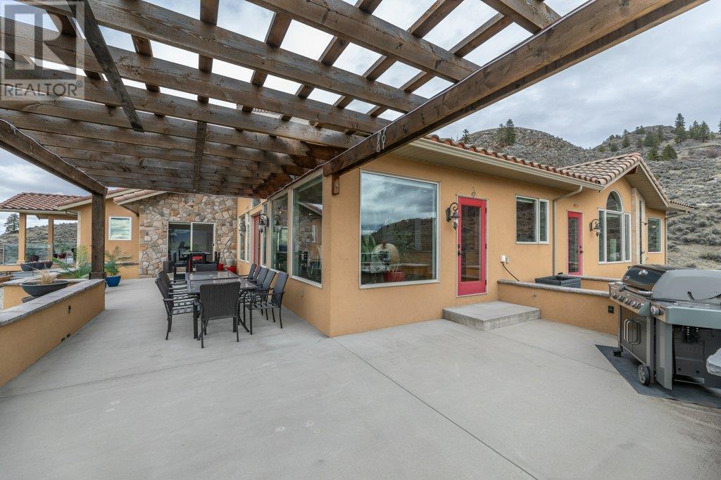 1551 HWY 3, Osoyoos