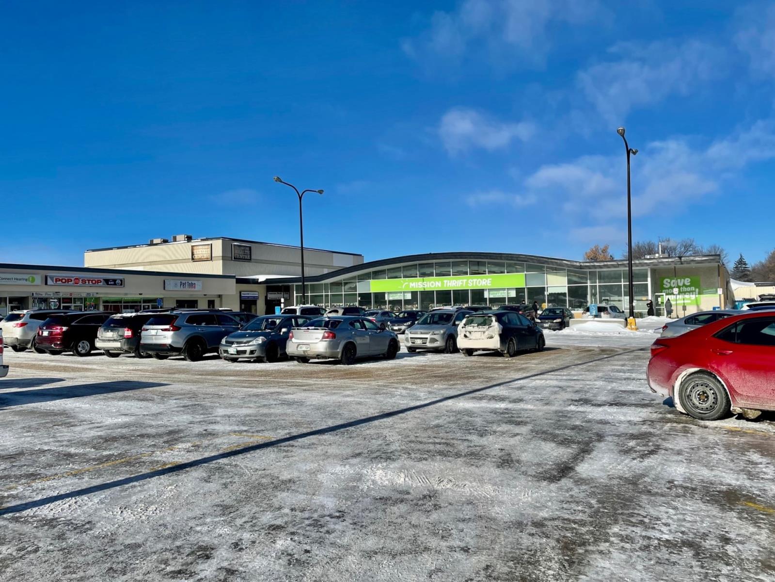 Photo 12 of 701 Regent Ave W, Winnipeg MB