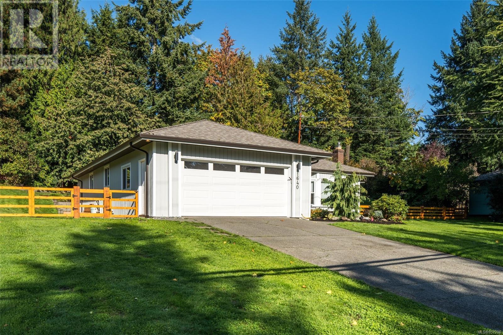 1640 Dean Park Rd, North Saanich