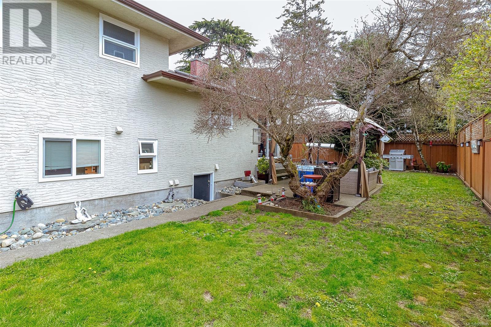 323 Benhomer Dr, Colwood
