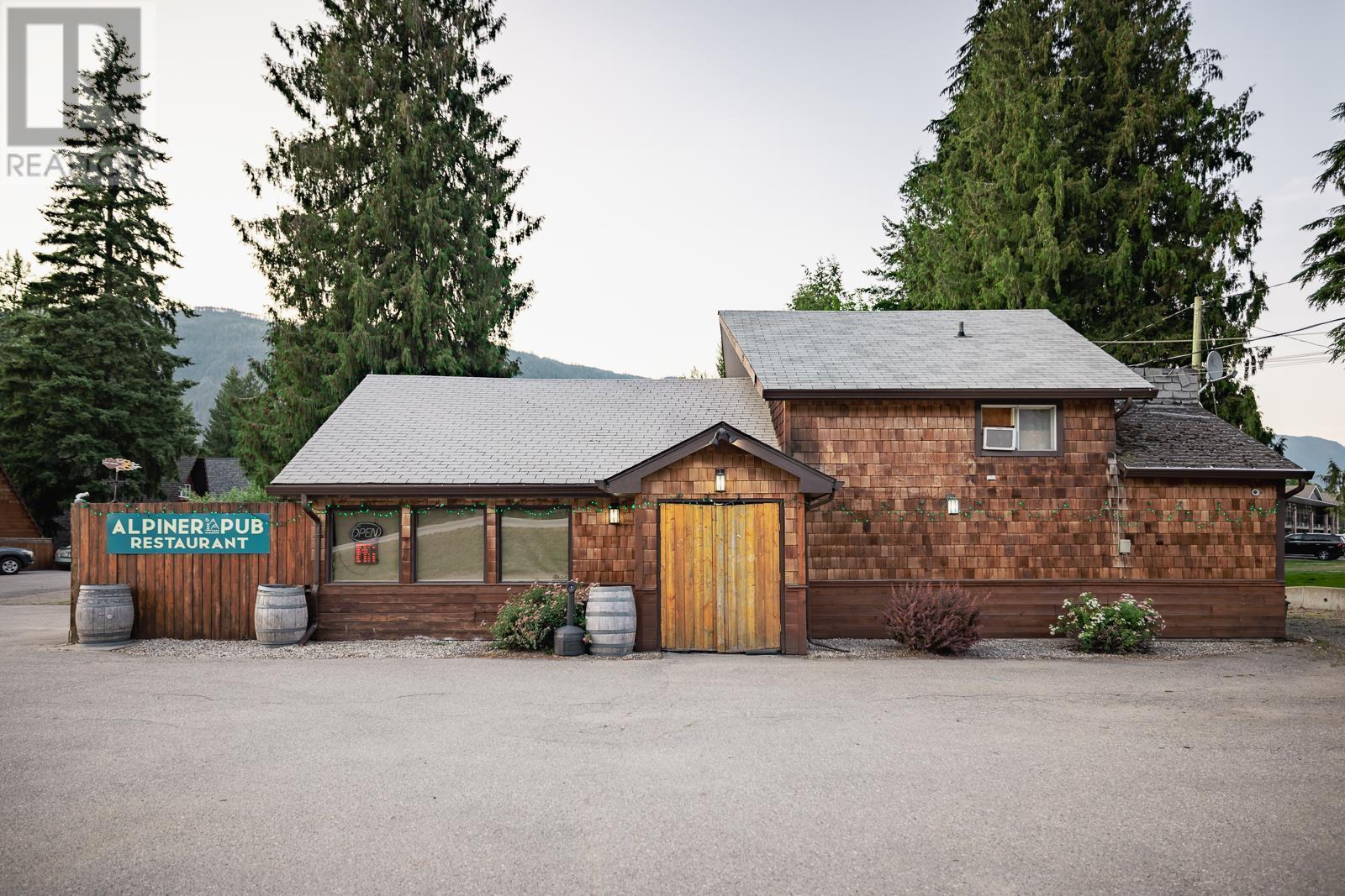  734 Trans Canada Highway, Sicamous