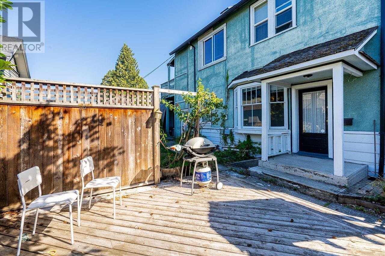 352 W 15TH STREET, North Vancouver