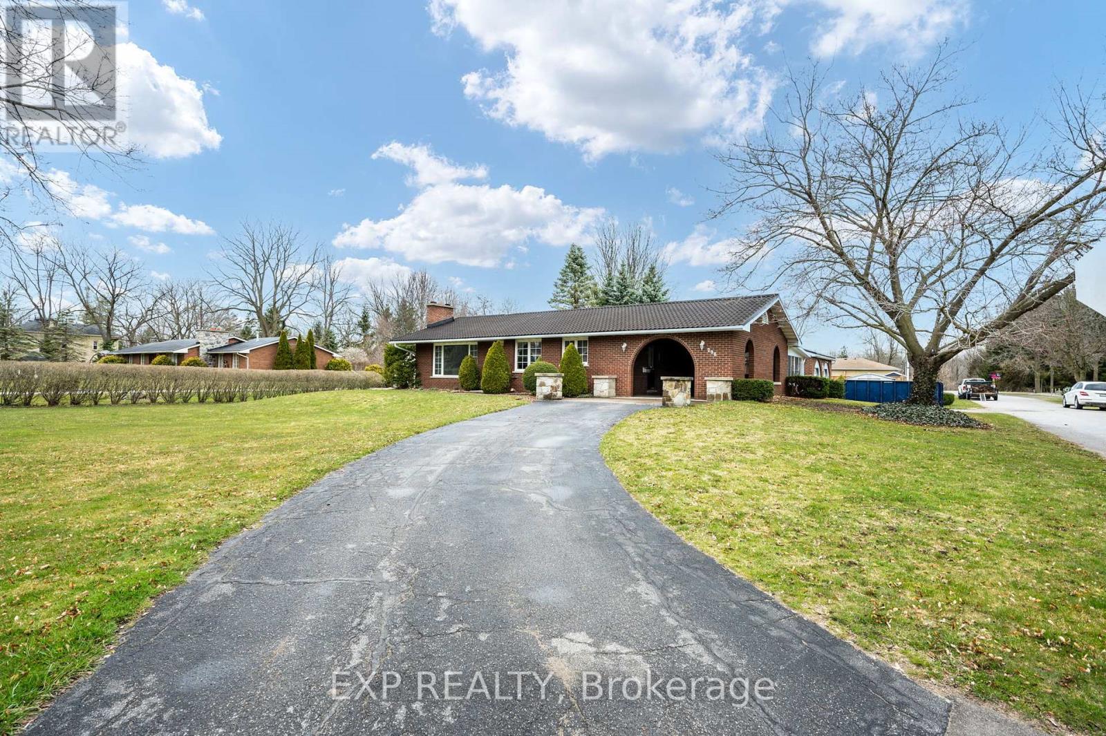 Single Family House Bungalow for Sale 296 HASTINGS ST, North