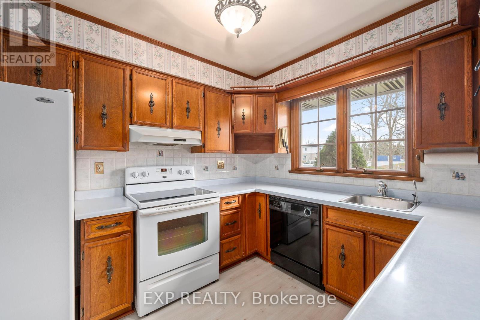 Single Family House Bungalow for Sale 296 HASTINGS ST, North