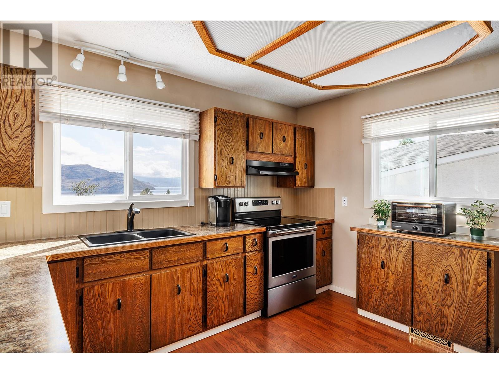 6335 Topham Place, Peachland