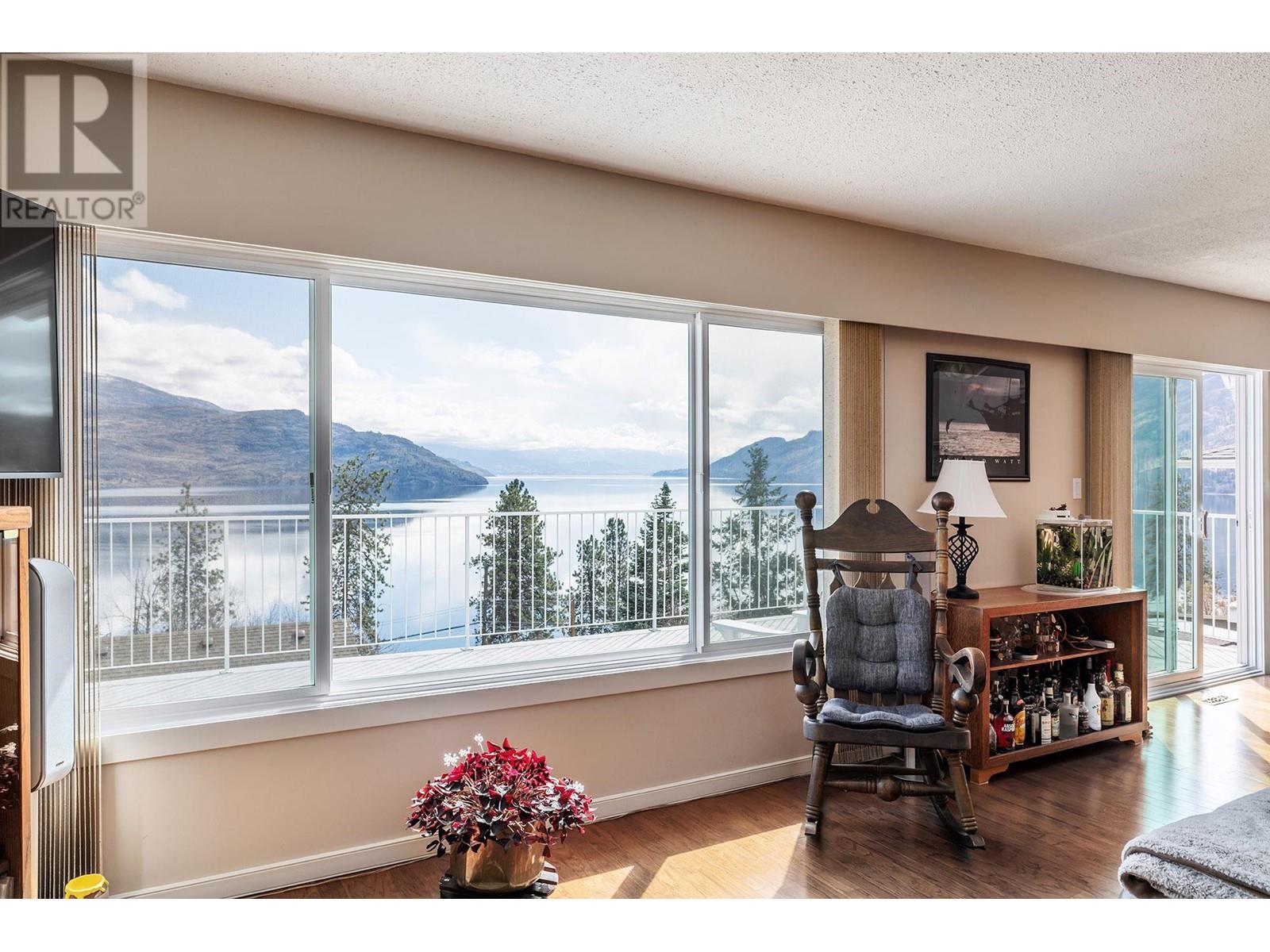 6335 Topham Place, Peachland