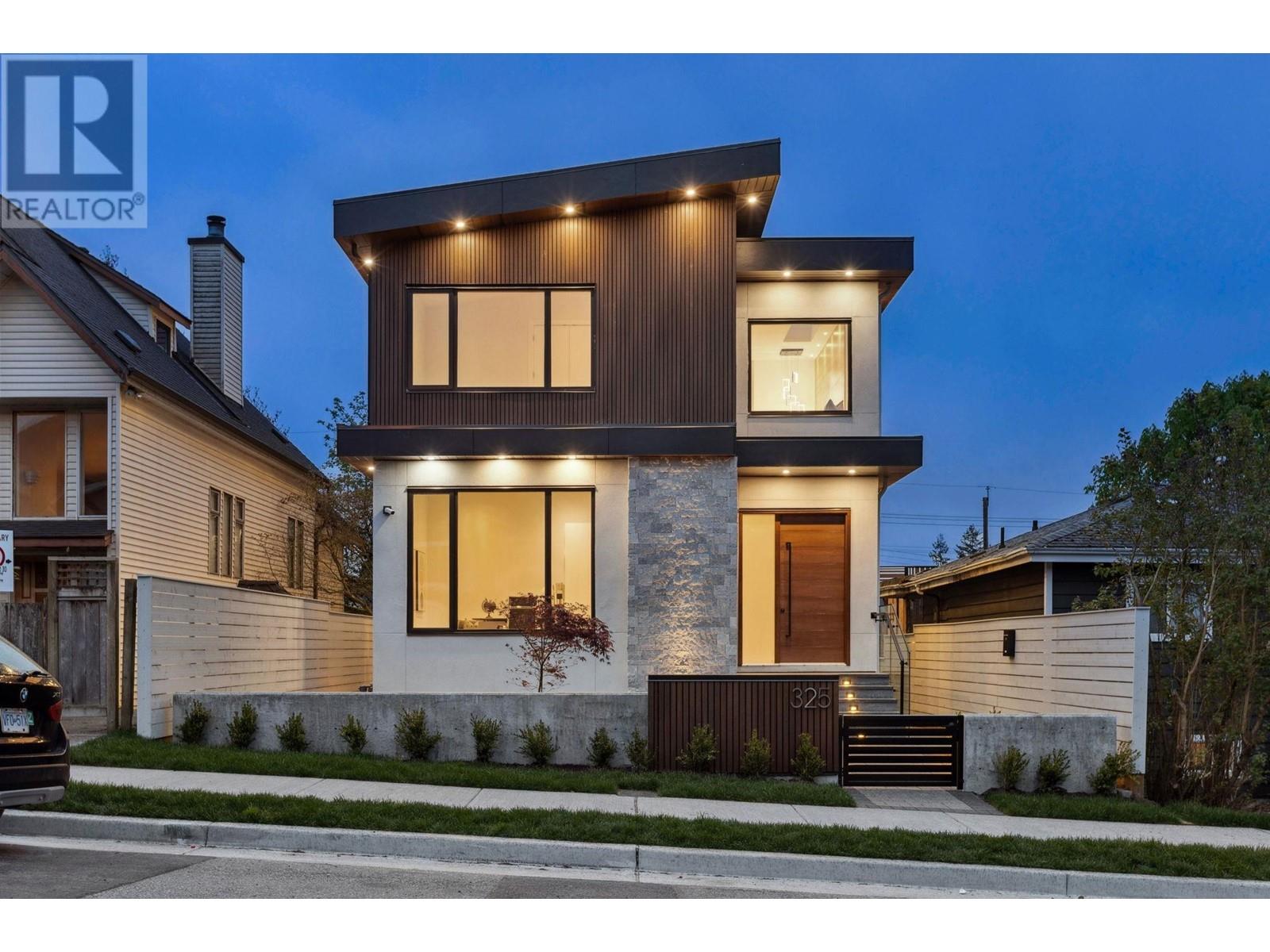 325 W 22ND STREET, North Vancouver