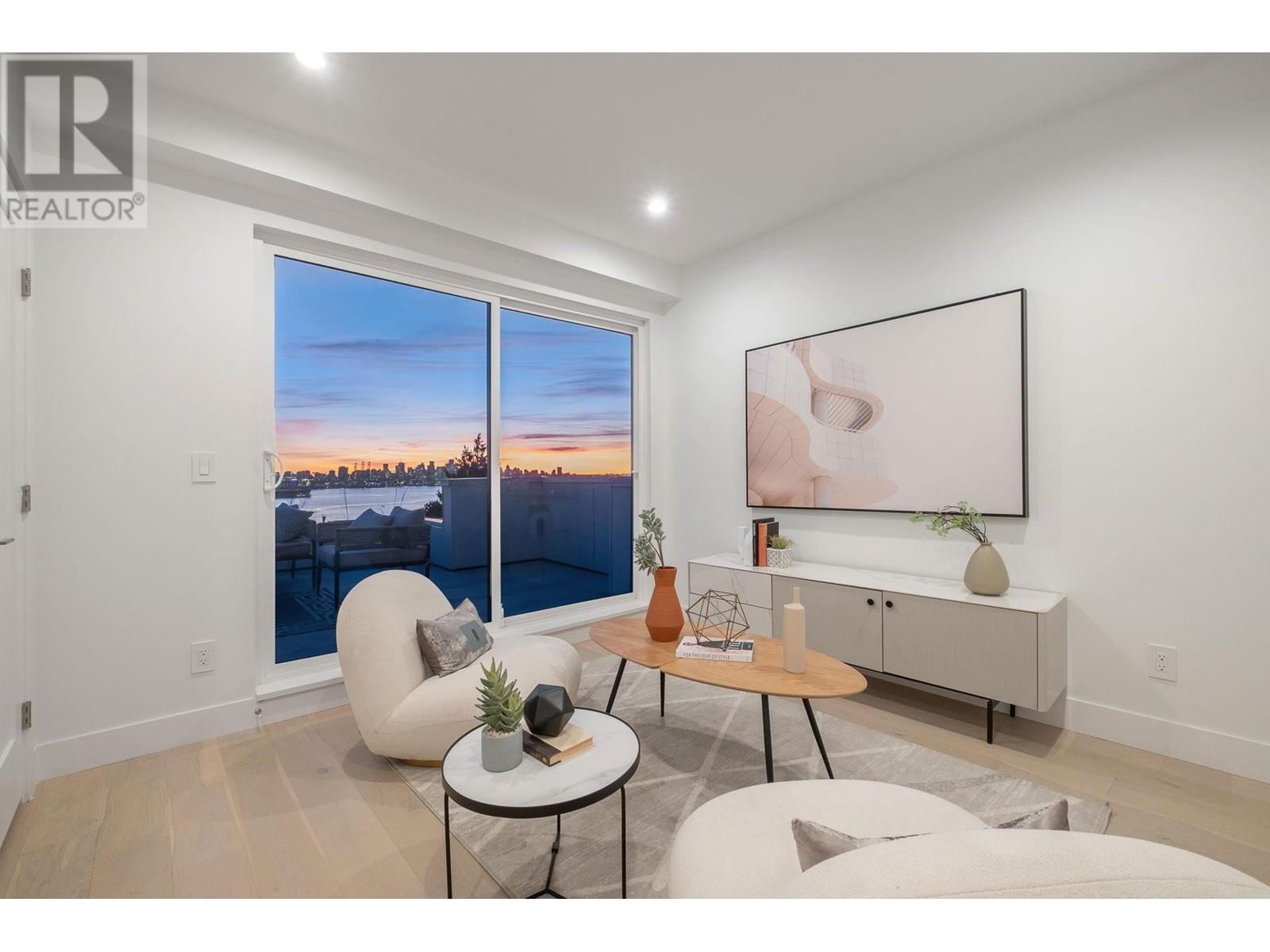 2 432 E 1st Street, North Vancouver