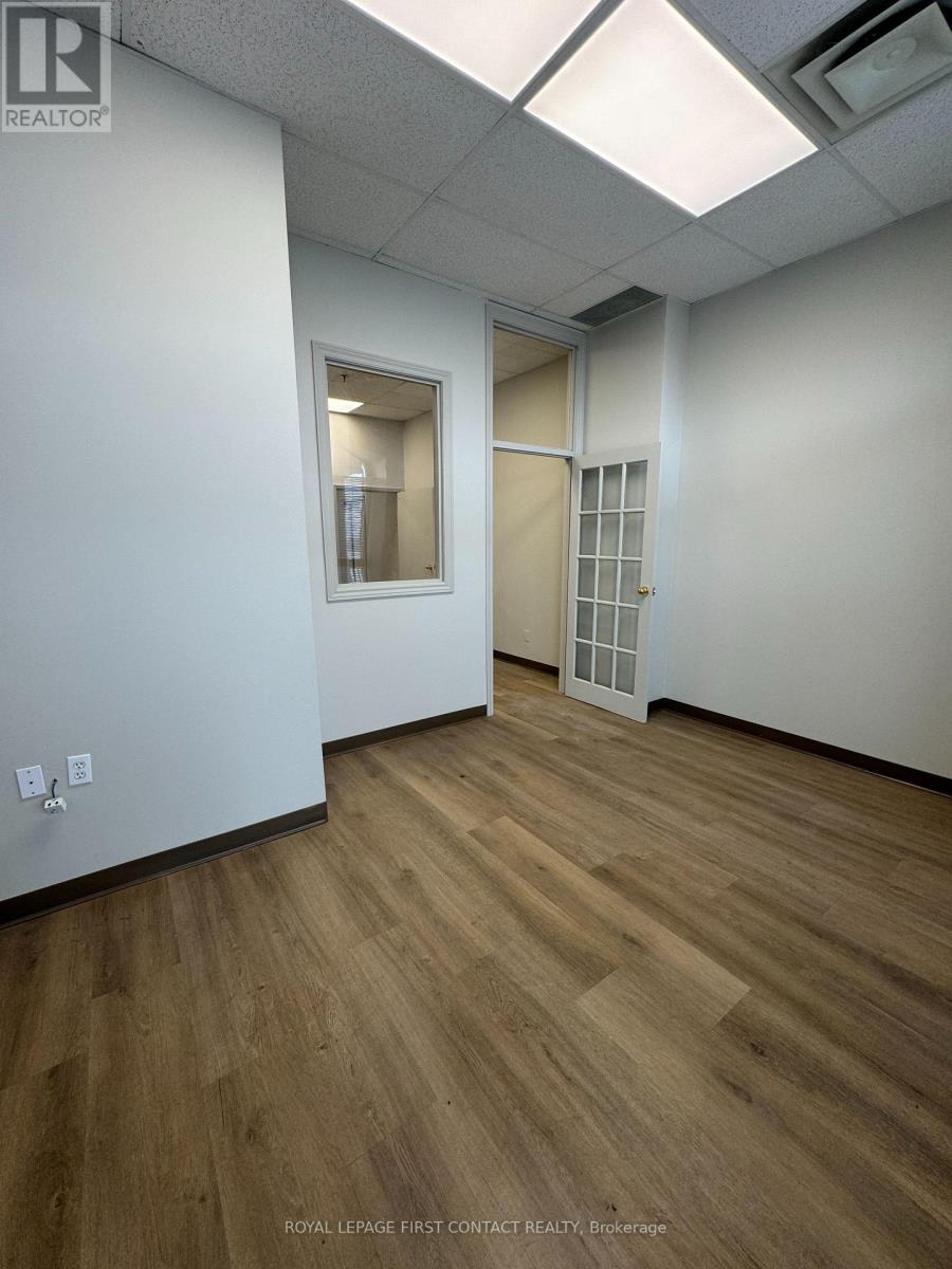 Photo 18 of 202 140 Dunlop Street E, Barrie ON