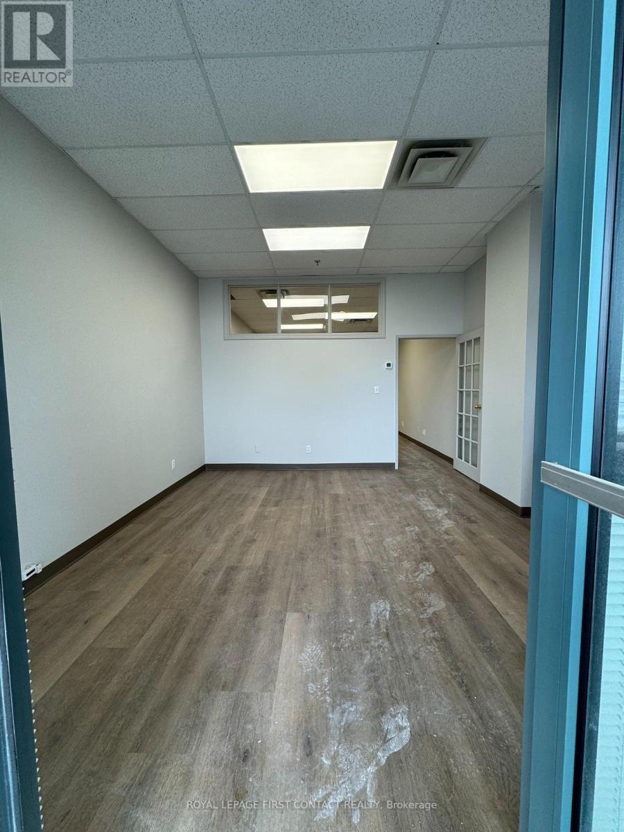 Photo 4 of 202 140 Dunlop Street E, Barrie ON