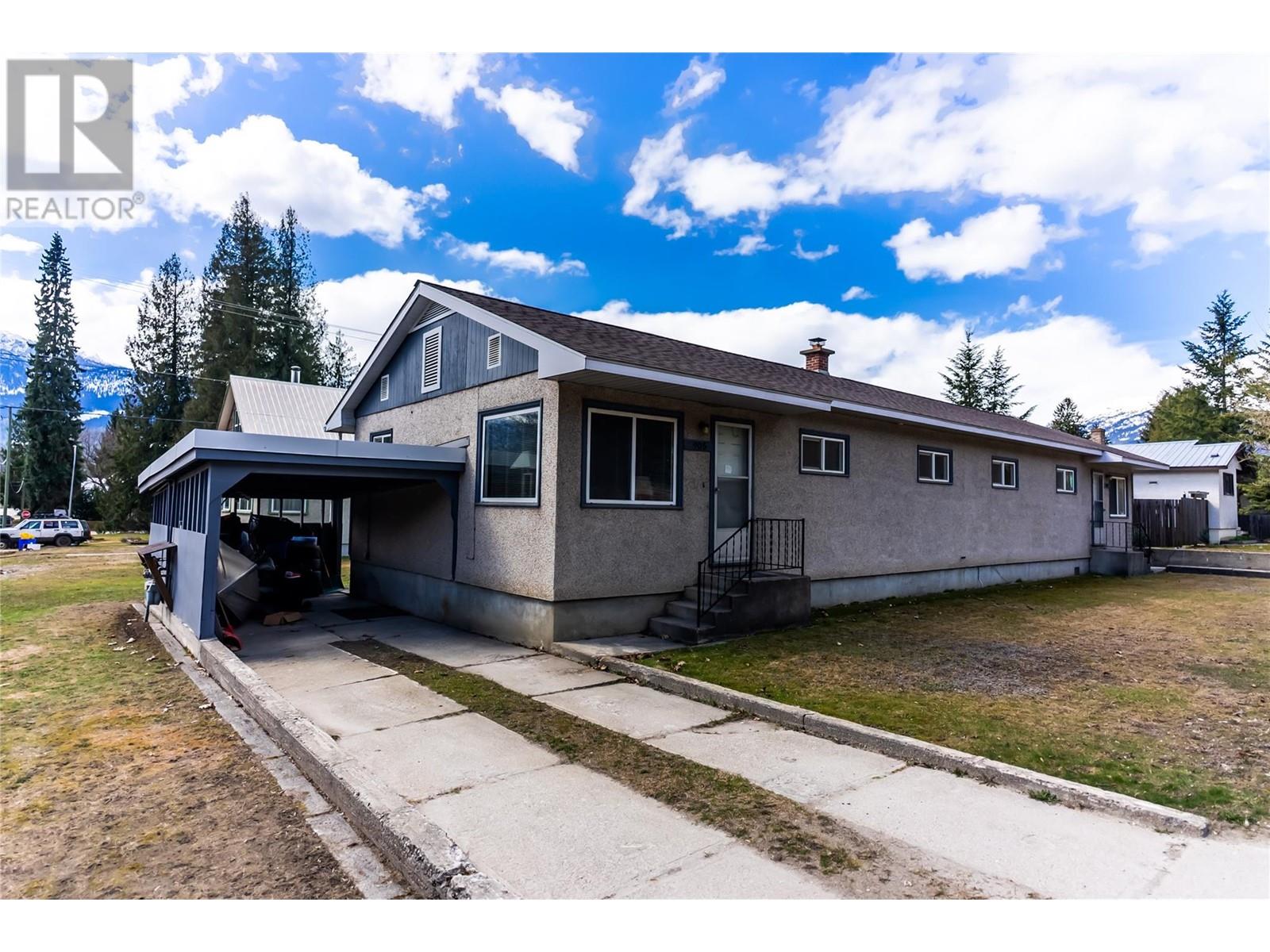  905 Victoria Road, Revelstoke