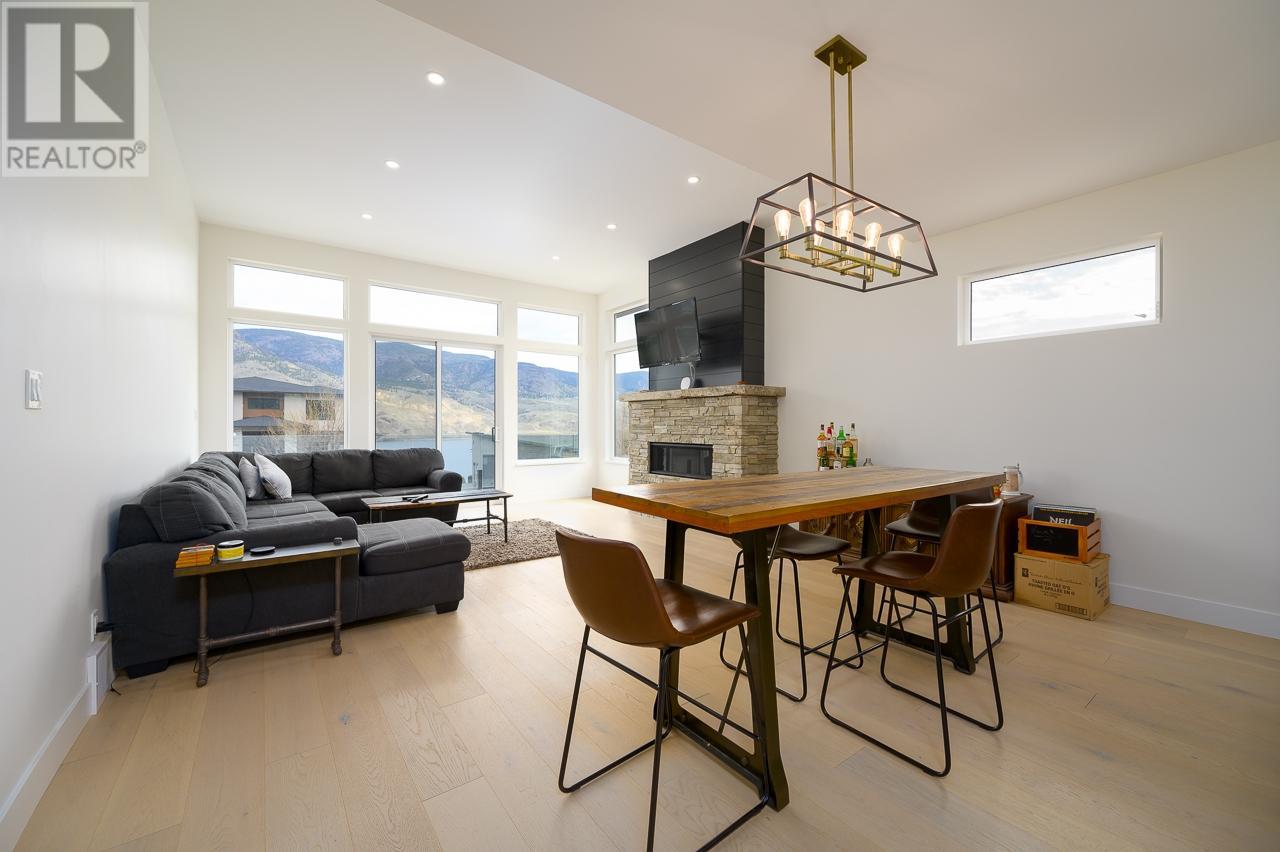 216 HOLLOWAY DRIVE, Tobiano