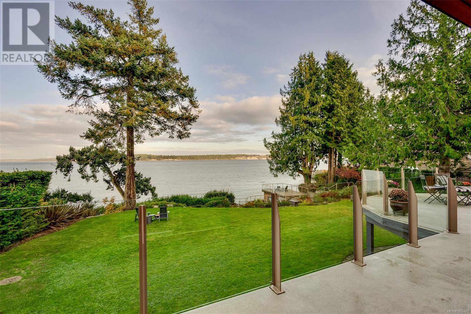 8381 Lochside Dr, Central Saanich