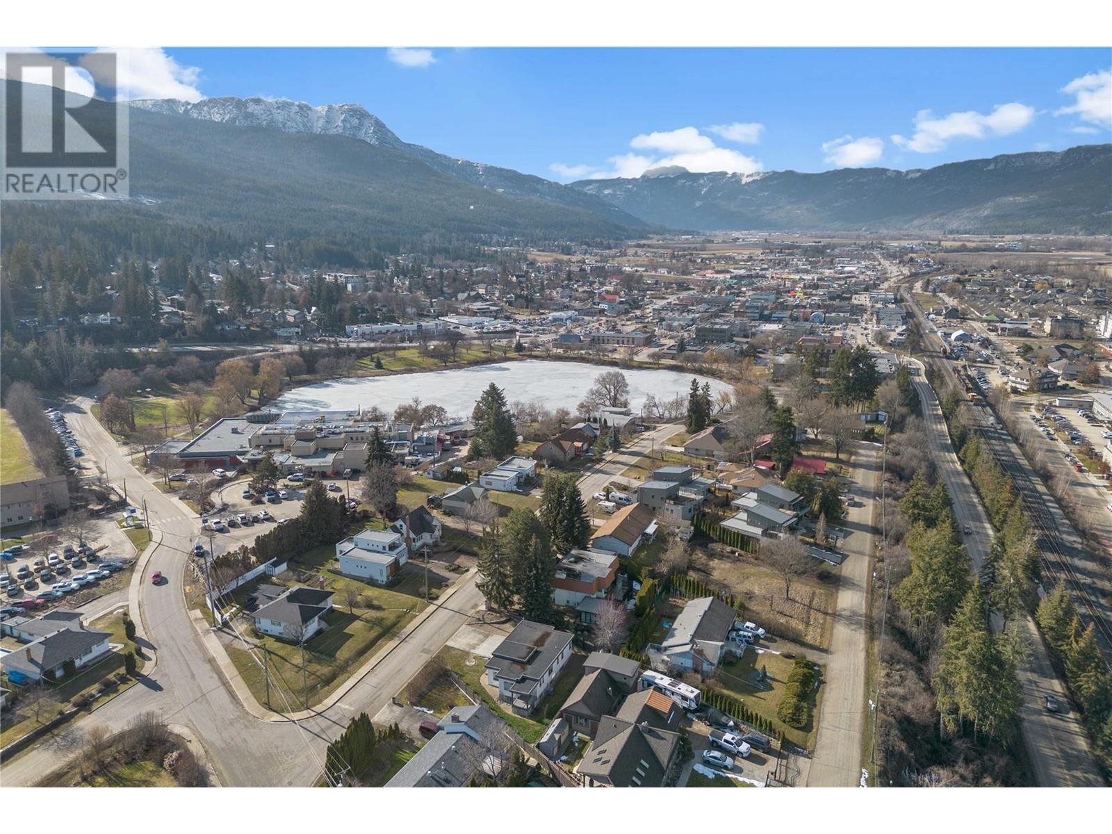  941 8 Avenue Northeast, Salmon Arm