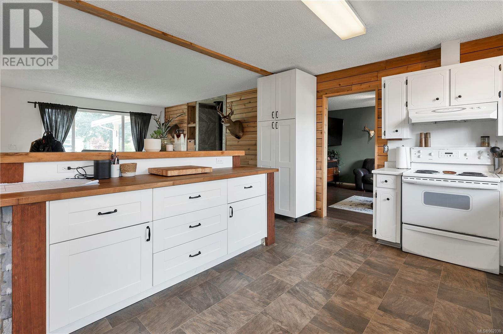 754 Christopher Rd, Campbell River