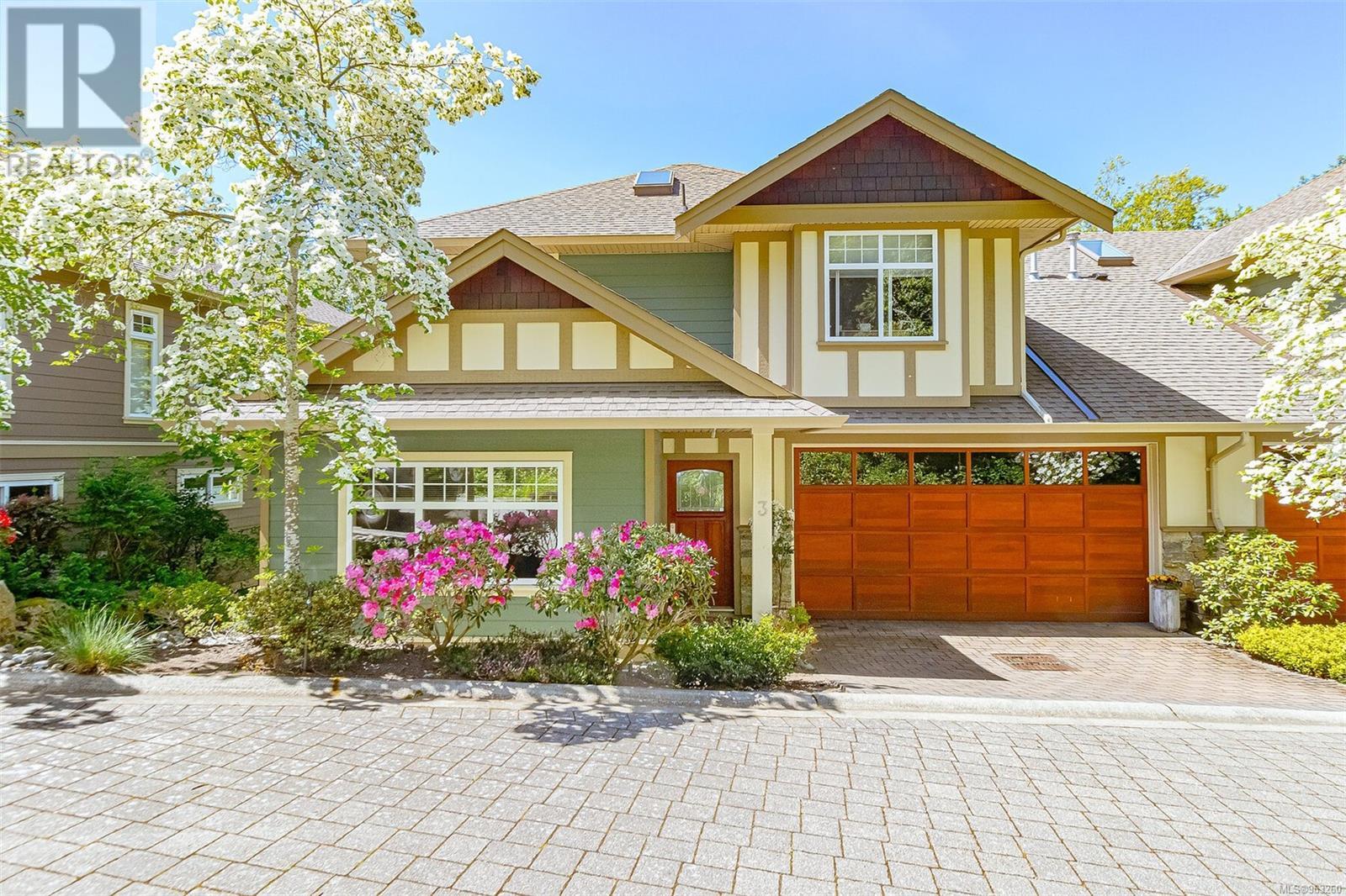 3 3957 South Valley Drive, Saanich