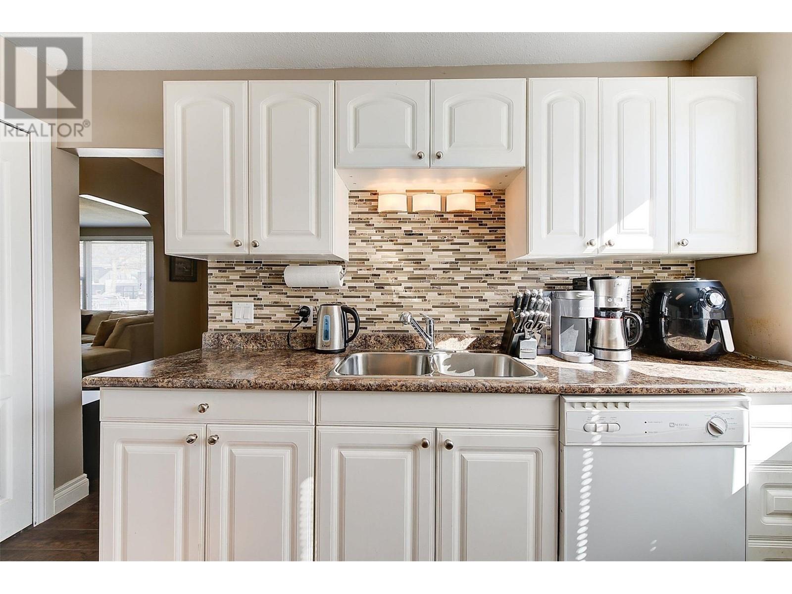 Photo 12 of 559 Cambridge Avenue, Kelowna BC