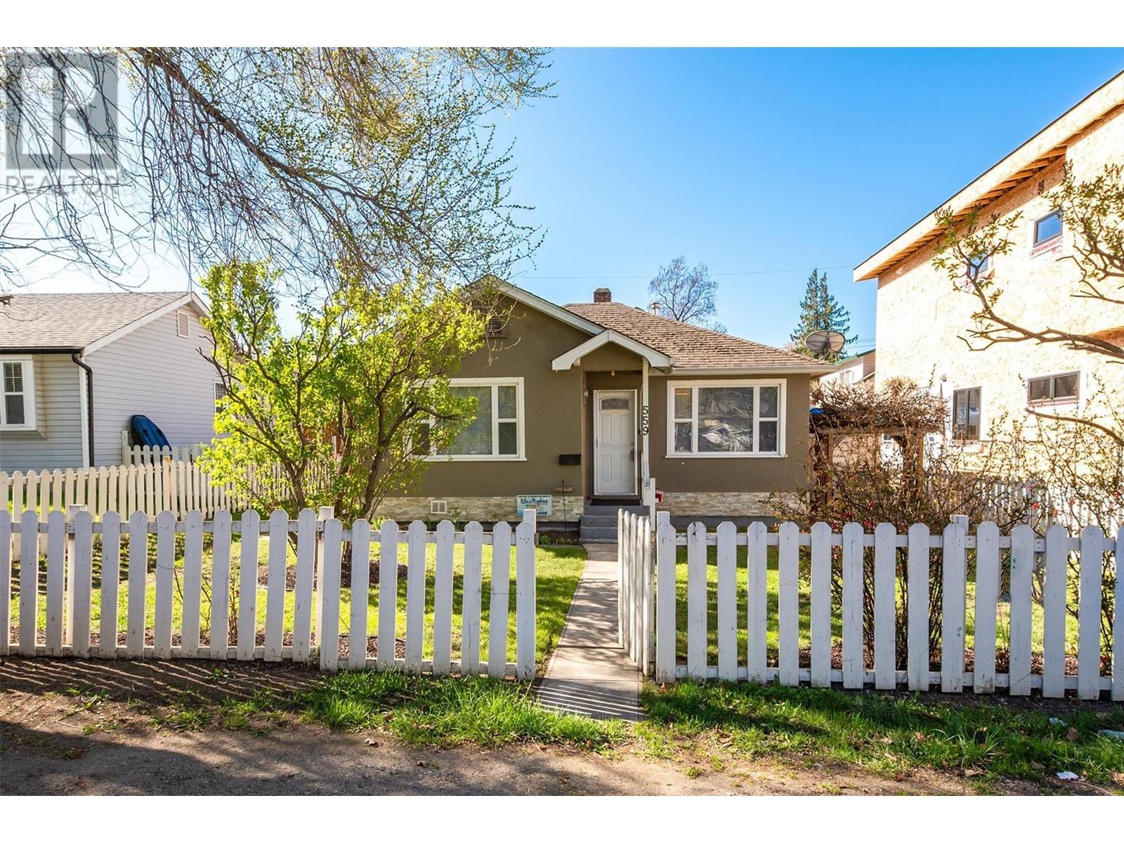 Photo 5 of 559 Cambridge Avenue, Kelowna BC