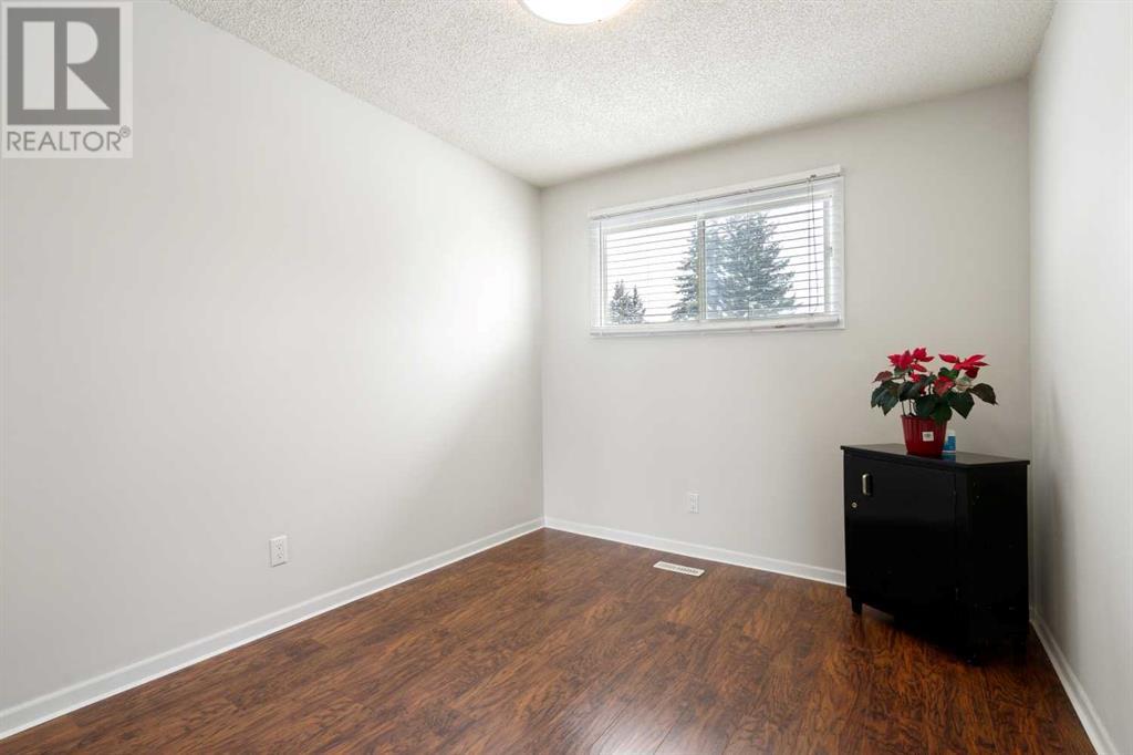 Single Family House for Sale in  Woodbrook Place SW Woodbine Calgary 