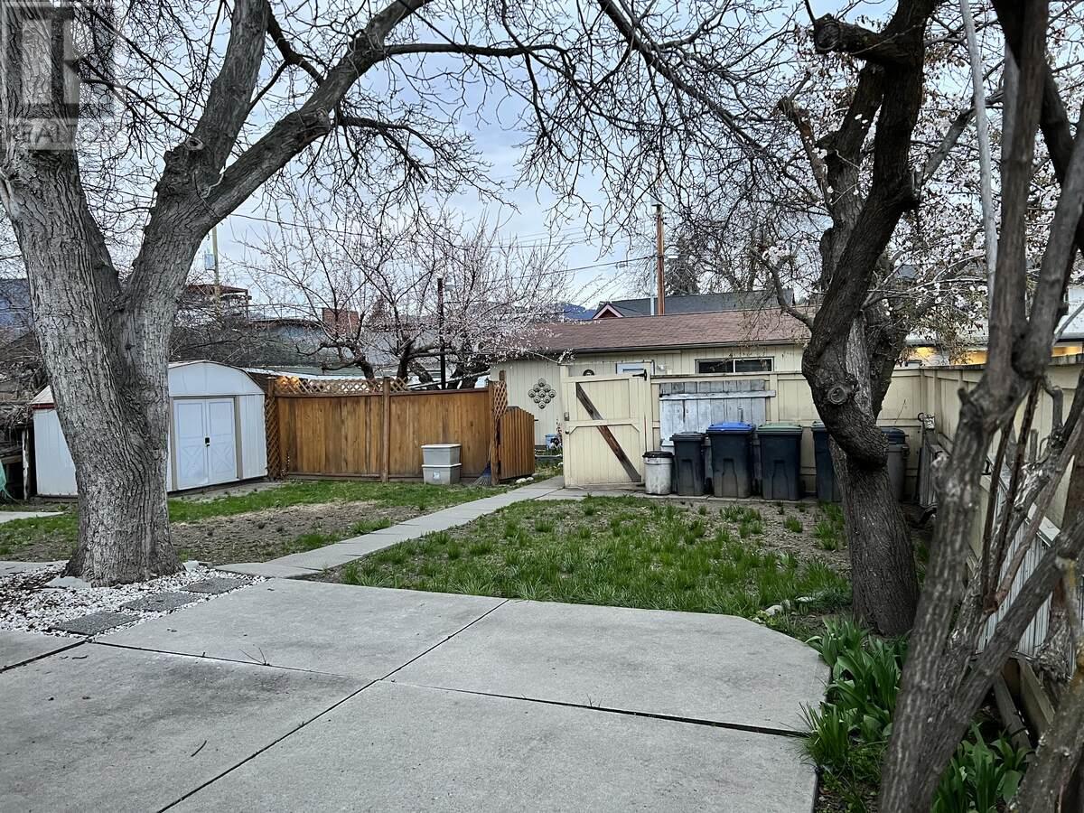  864 Lawson Avenue, Kelowna