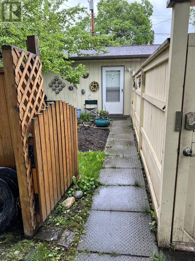  864 Lawson Avenue, Kelowna