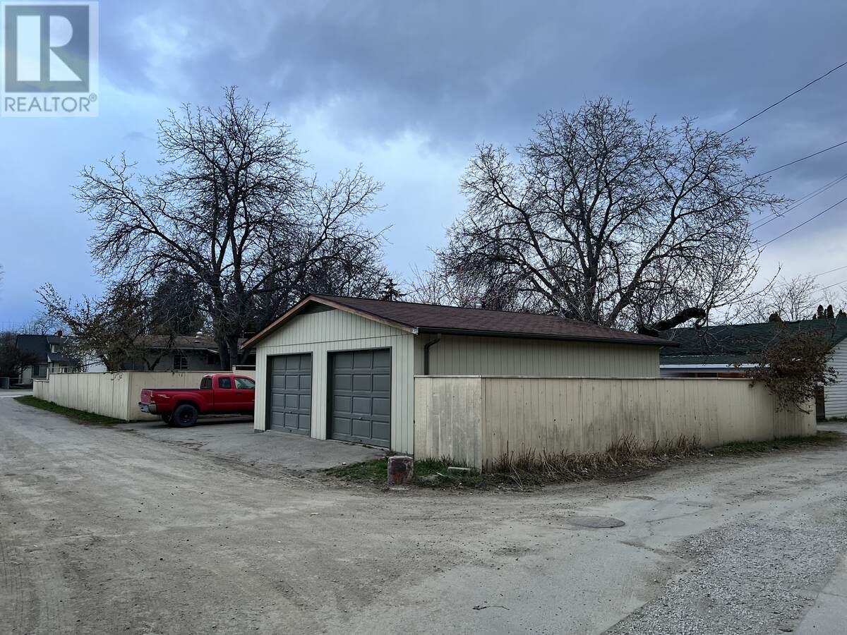 864 Lawson Avenue - 9