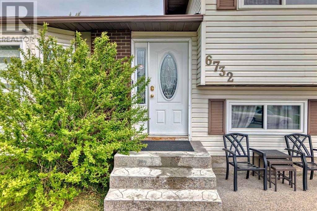 Single Family House 4 Level for Sale in   Avenue NE Temple Calgary 
