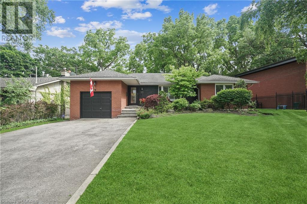 121 Grant Boulevard, Dundas