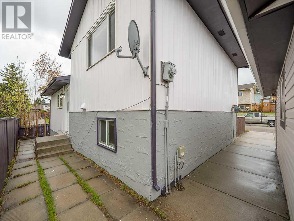 Single Family House 4 Level for Sale in  Bedford Circle NE Beddington Heights Calgary 