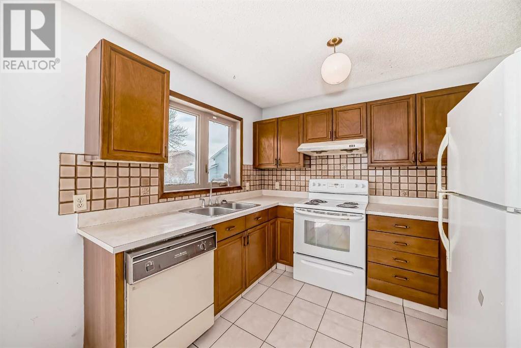 Single Family House 4 Level for Sale in  Bedwood Rise NE Beddington Heights Calgary 
