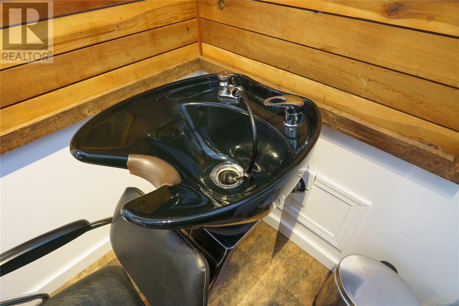 2 1620 Peninsula Rd, Ucluelet