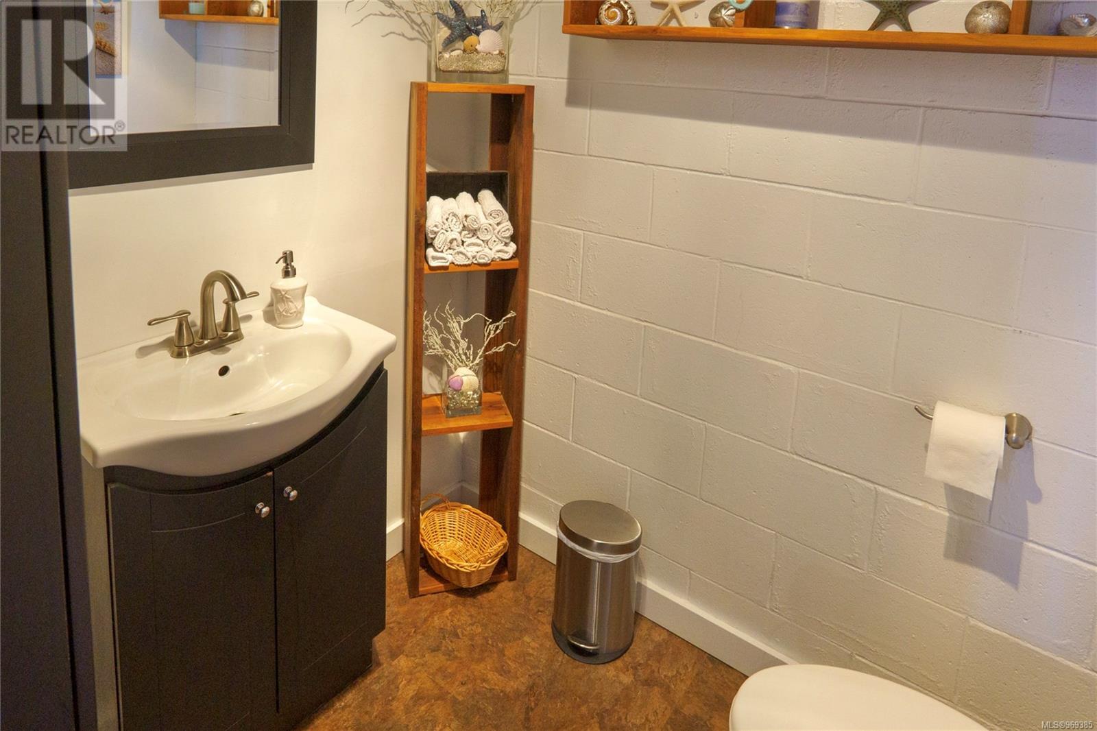 2 1620 Peninsula Rd, Ucluelet