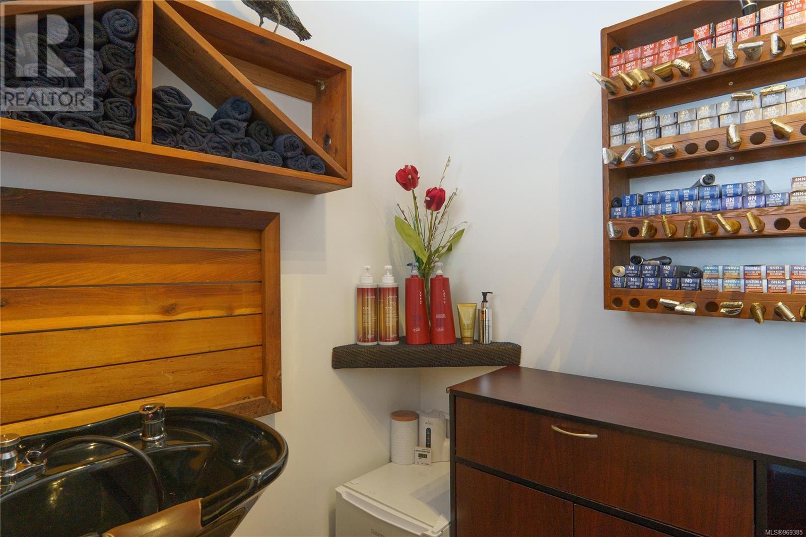 2 1620 Peninsula Rd, Ucluelet