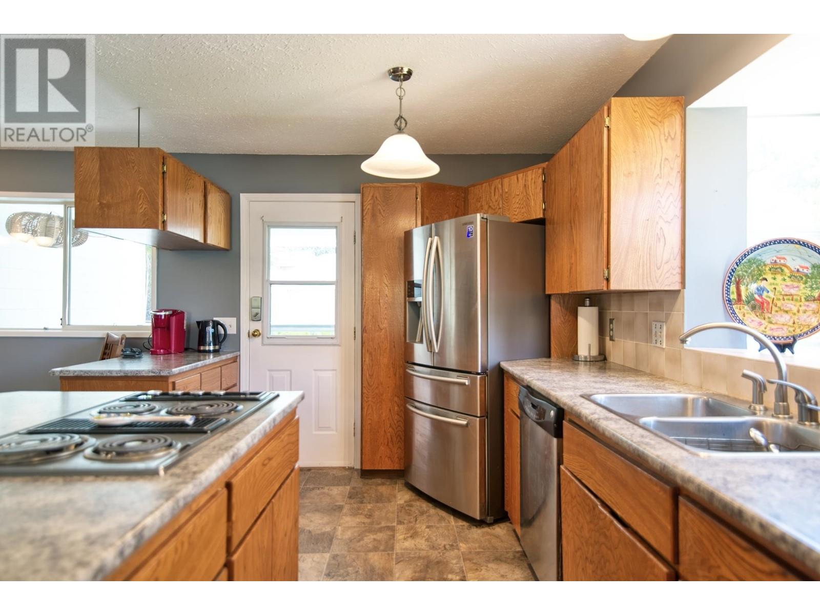 6135 FAIRWAY AVENUE, Sechelt