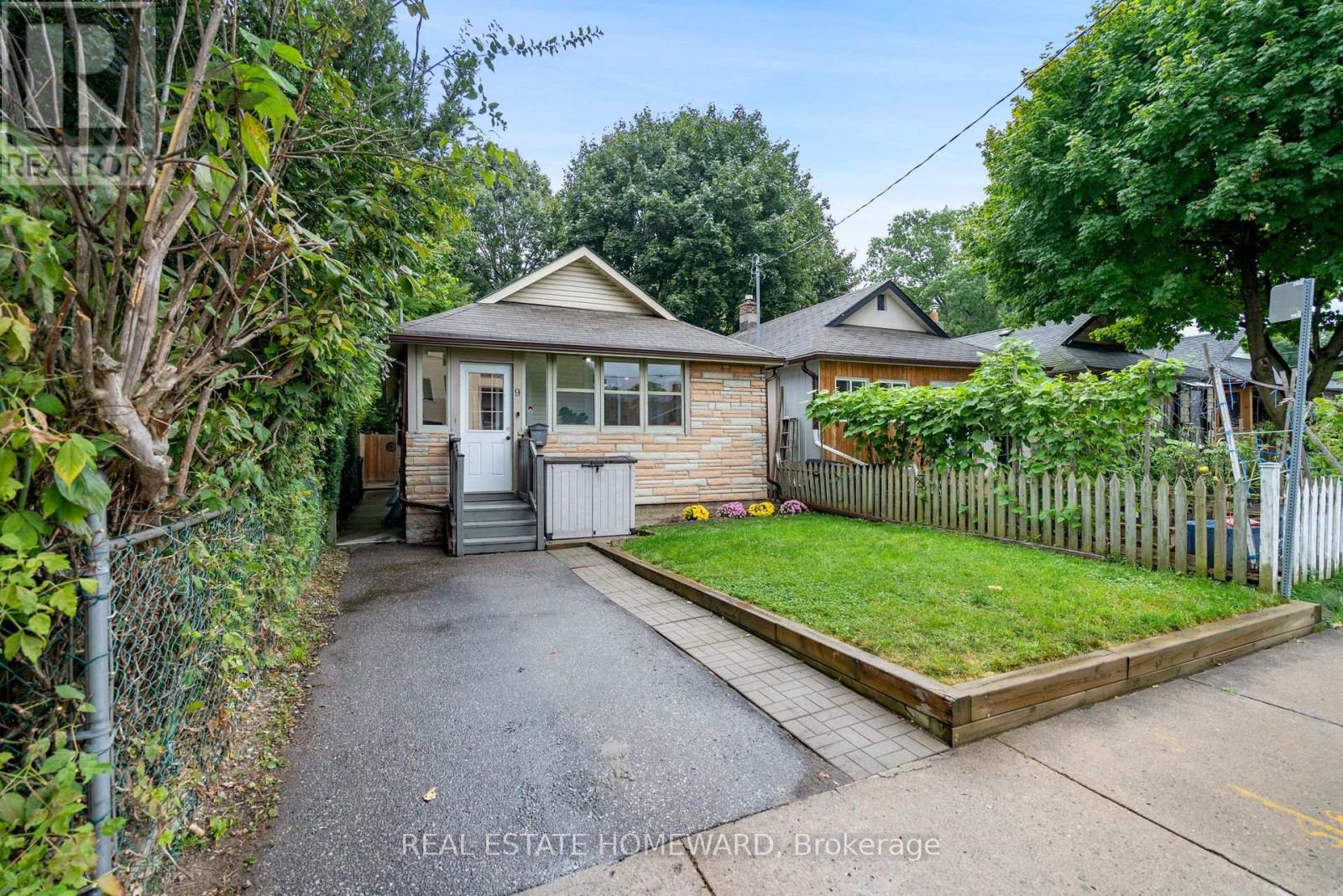 9 EMMOTT AVENUE E, Toronto (Oakridge), Ontario