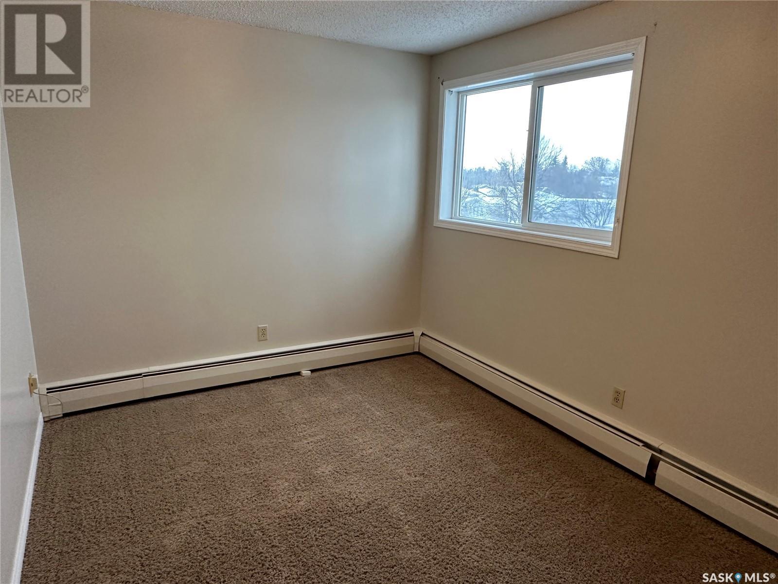 Photo 10 of 301 1832 Eaglesham Avenue, Weyburn SK