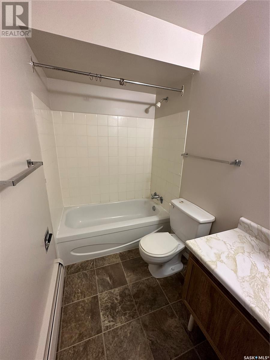 Photo 11 of 301 1832 Eaglesham Avenue, Weyburn SK