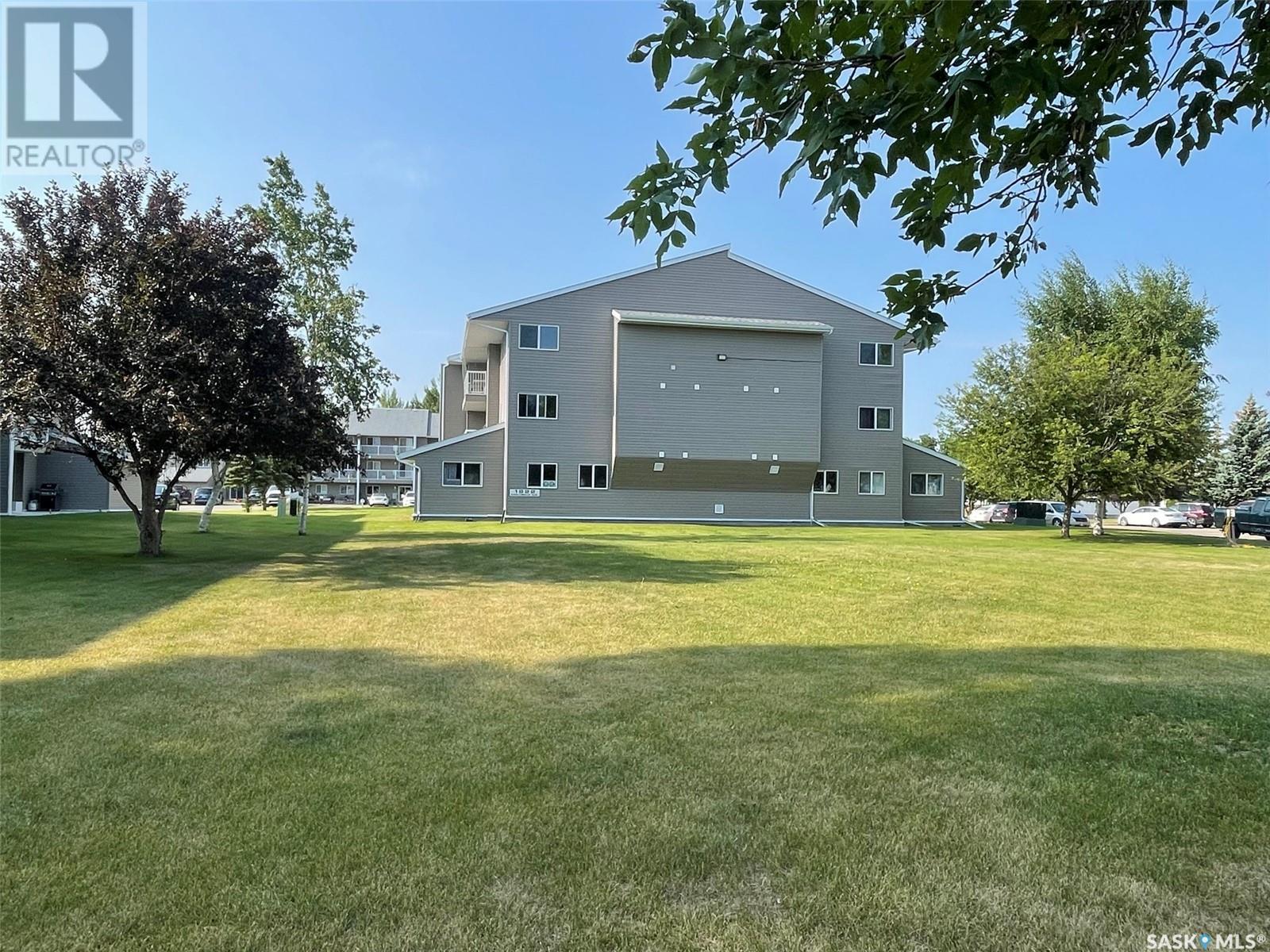Photo 13 of 301 1832 Eaglesham Avenue, Weyburn SK