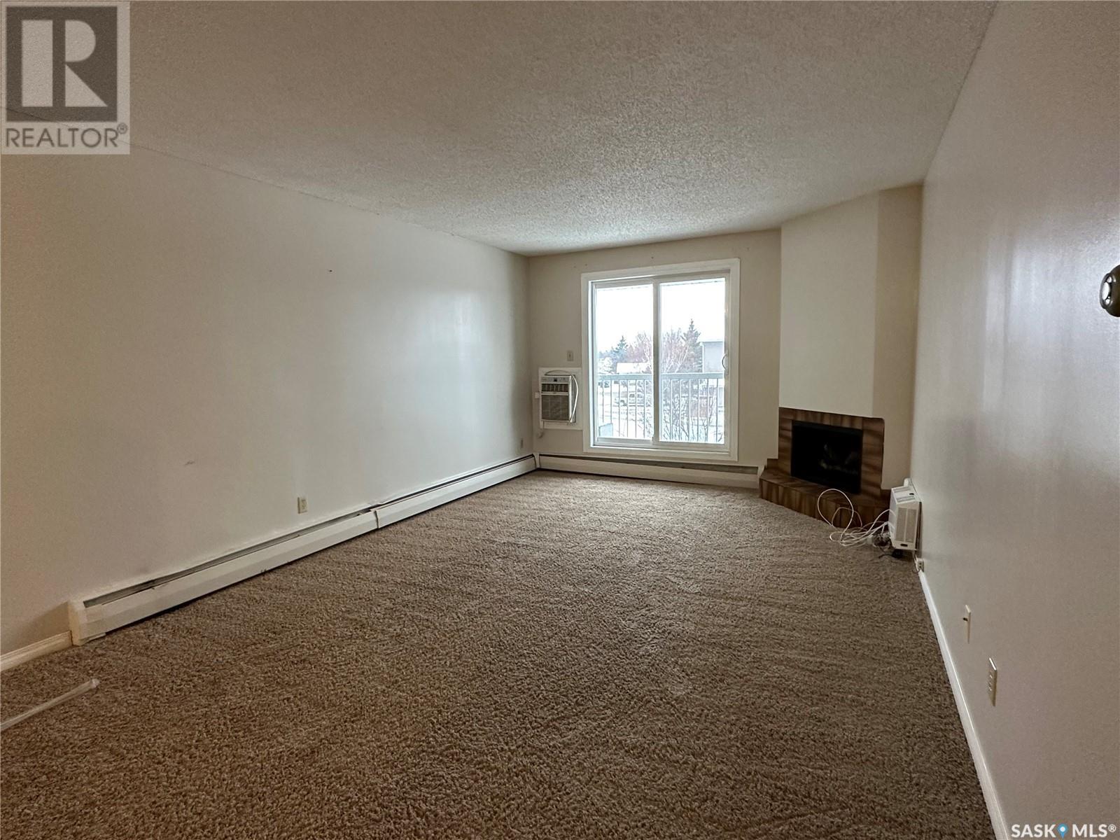 Photo 3 of 301 1832 Eaglesham Avenue, Weyburn SK