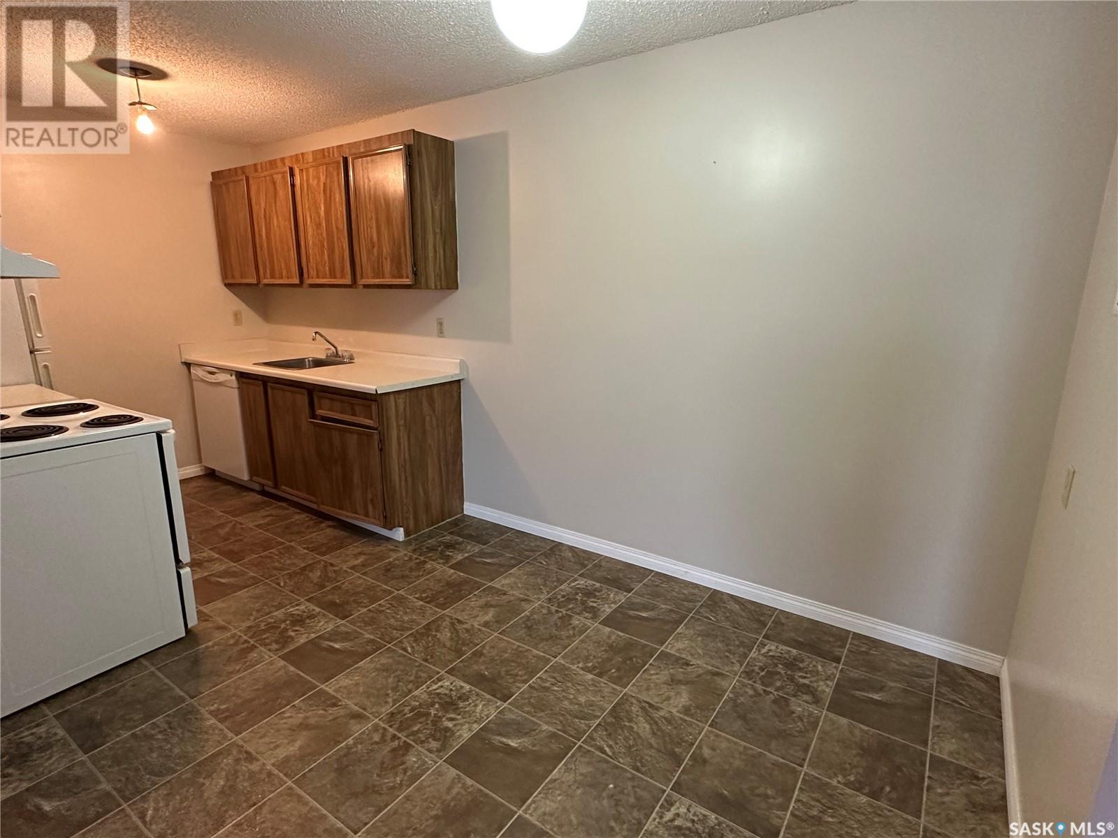 Photo 5 of 301 1832 Eaglesham Avenue, Weyburn SK