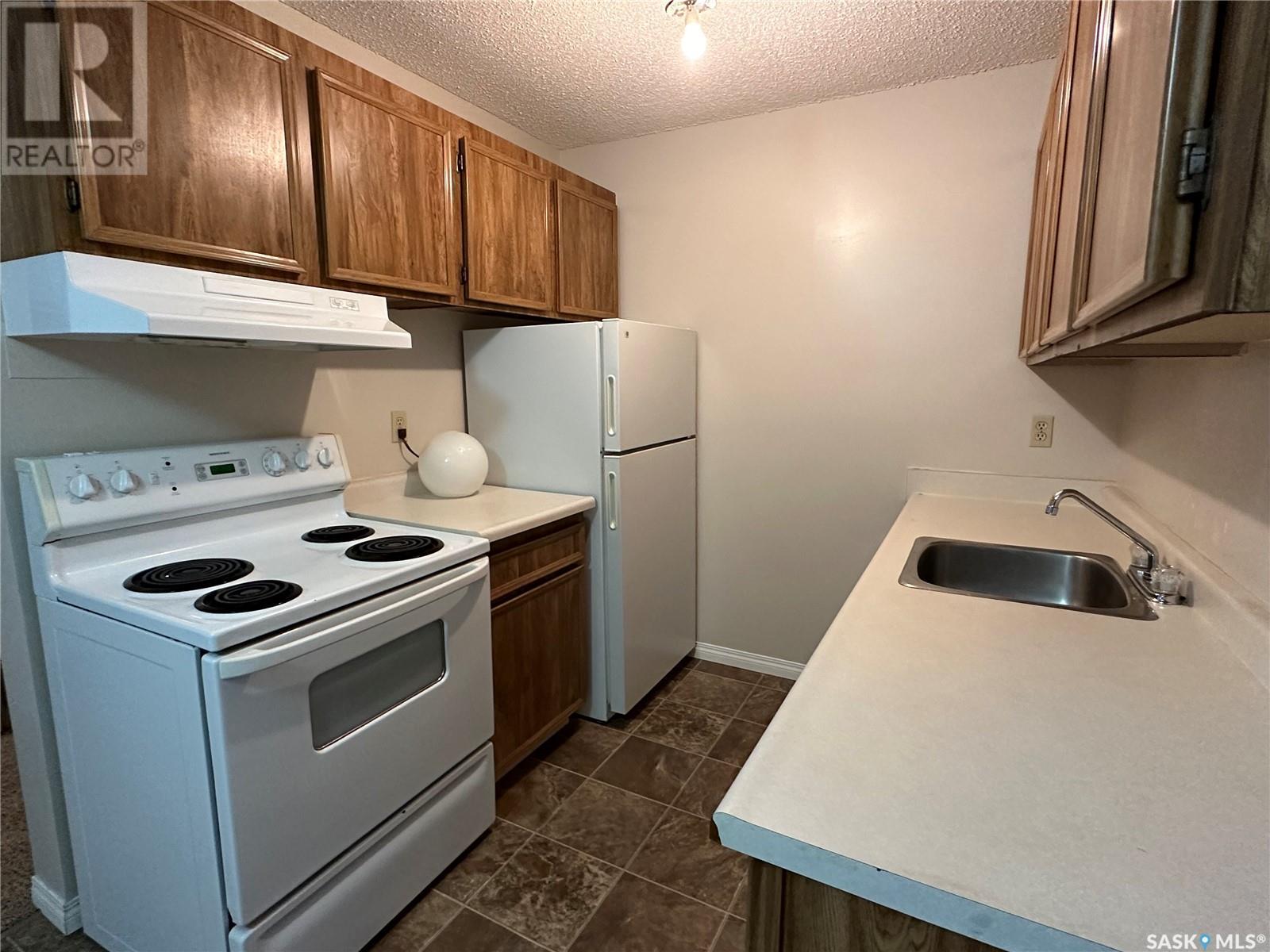 Photo 7 of 301 1832 Eaglesham Avenue, Weyburn SK