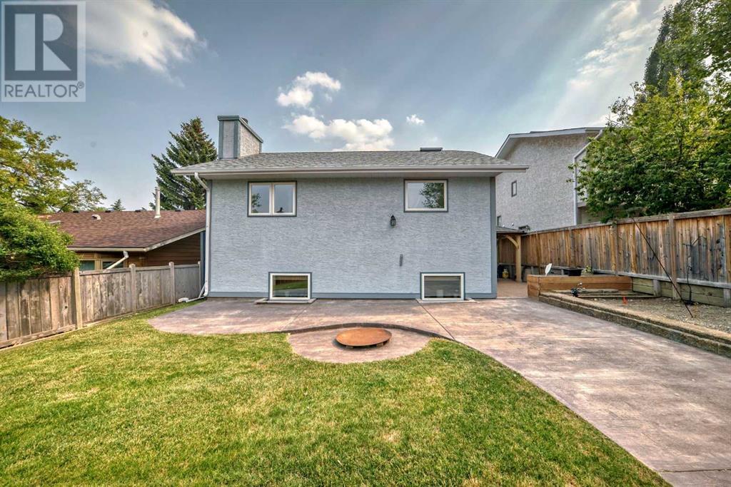 Single Family House 4 Level for Sale in  Sanderling Rise NW Sandstone Valley Calgary 